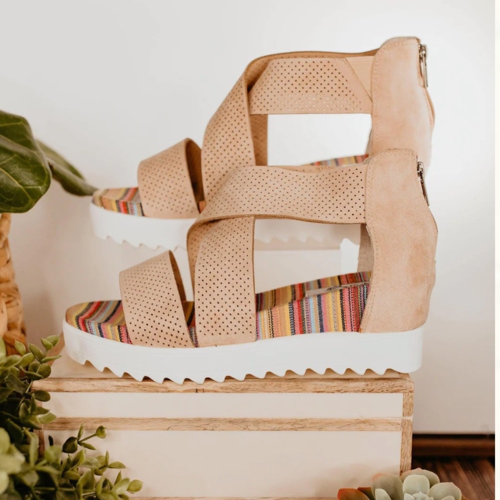 NWOB Very G Allie Wedge Sandal Cream Size 7.5